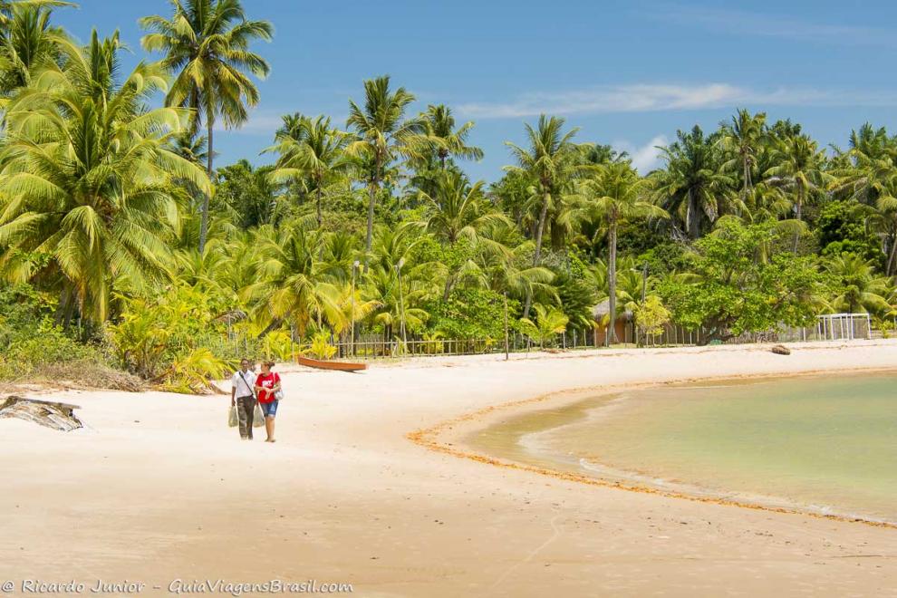 Imagem de casal andando na praia romantica de Ponta de Mutá.